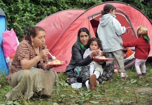 Depuis fin juillet, environ 1.000 Roms roumains et Bulgares ont ete reconduits a la frontiere et une centaine de campements illicites demanteles, suscitant un concert de critiques en France et a l'etranger.
