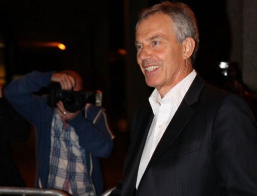 L'ex-Premier ministre britannique Tony Blair a ete accueilli par des projectiles lances par des manifestants, samedi a Dublin, lors d'une seance de dedicace de son autobiographie, ou il defend sa decision d'engager Londres dans la guerre en Irak, ont indique des temoins a l'AFP.