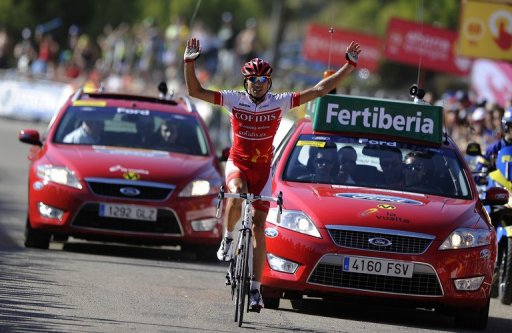 Le Francais David Moncoutie (Cofidis) a remporte samedi la 8e etape de la Vuelta, disputee sur 190 km entre Villena et Xorret de Cati (sud-est), l'Espagnol Igor Anton (Euskaltel) s'emparant du maillot de leader.