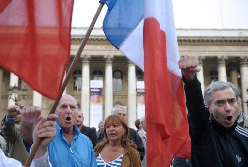 Environ 300 personnes ont participe samedi soir a un "aperitif republicain" a Paris, place de la Bourse, pour marquer leur attachement aux valeurs republicaines et affirmer leur resistance au "peril islamiste" en France.