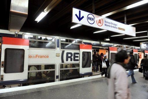 Roger Karoutchi, president UMP de la commission des finances du conseil regional d'Ile-de-France, a demande lundi a la SNCF et a la RATP d'appliquer mardi le service minimum imposant d'assurer 50% du trafic aux heures de pointe, ce qui n'est pas le cas selon lui dans leurs previsions.