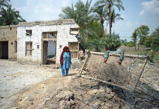 Dans la province meridionale du Sind, dans la basse vallee de l'Indus, les crues terribles de ce fleuve continuent de menacer des villes de centaines de milliers d'habitants qui sont evacuees une a une depuis deux semaines.