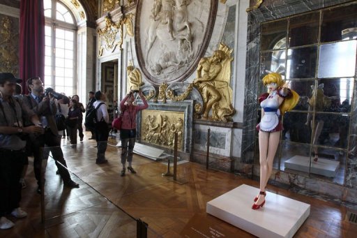 Exposition de l'artiste japonais Takashi Murakami au chateau de Versailles: directement inspiree des mangas, la blonde "Miss Ko", en mini-jupe et petit tablier de serveuse, s'est installee dans le Salon de la Guerre.