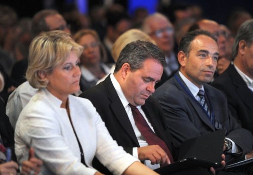 Les journees parlementaires UMP de jeudi a Biarritz ont ete dominees par la rivalite Cope-Bertrand pour le leadership du parti presidentiel, qui a eclipse les sujets de fond inscrits a l'ordre du jour comme la securite, les retraites, le budget et l'emploi.