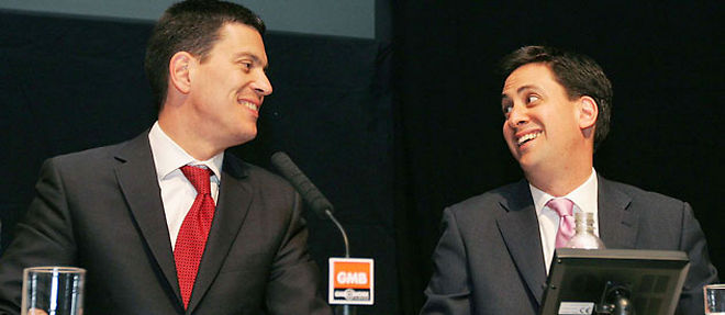 Les freres Miliband, David et Ed, sont les grands favoris de la course a la tete du parti (C) AFP