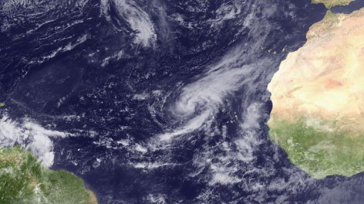 La tempete tropicale Lisa s'est renforcee, devenant le septieme ouragan de la saison dans l'Atlantique, mais se trouve loin de toute zone habitee pour le moment, ont annonce les meteorologues americains