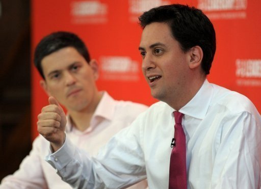 Le parti travailliste britannique dans l'opposition elit samedi son nouveau leader a Manchester (Nord de l'Angleterre) a l'issue d'un duel extremement serre entre les deux favoris, les freres David et Ed Miliband.