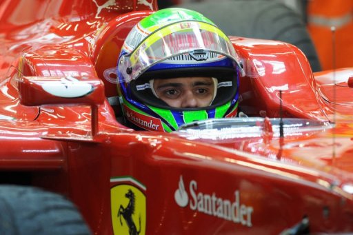 Le Bresilien Felipe Massa, deja tres mal parti pour jouer le titre, a vu ses espoirs de couronne mondiale fondre encore un peu plus samedi lors des qualifications du Grand Prix de Singapour de Formule 1 quand sa Ferrari s'est arretee au milieu de la piste lors de la Q1.