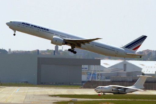 Air France/KLM a decide de remplacer les anciens radars meteo de marque Honeywell qui equipaient une dizaine d'Airbus A 320 par des instruments de nouvelle generation, cedant ainsi a ses pilotes, revele Liberation lundi.