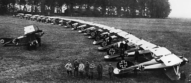 Ete 1917, en Allemagne, 11 albatros sont alignes. Apres la guerre de 1914-1918, des reparations de 269 milliards de Reich marks ont ete imposees par le traite de Versailles a l'Allemagne. (C) AFP PHOTO