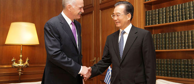 Le Premier ministre grec Georges Papandreou et son homologue chinois Wen Jiabao, samedi 2 octobre, a Athenes (C) HO / X80001