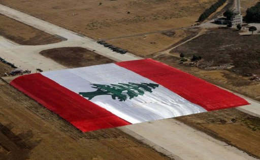 Le Liban, qui s'est deja fait connaitre par moult records gastronomiques, a battu dimanche celui du plus grand drapeau du monde, un record Guinness parraine par l'armee libanaise.