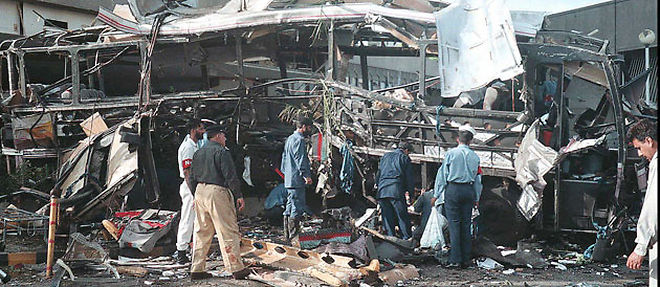 Onze salaries francais de la Direction des constructions navales (DCN) sont morts dans l'attentat de Karachi, au Pakistan, le 8 mai 2002 (C) Sipa