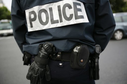 Un policier a ete blesse vendredi a Cannes (Alpes-Maritimes) par un jet de pierre lors d'une manifestation improvisee de lyceens dans le cadre du conflit sur les retraites, a-t-on appris de source policiere.