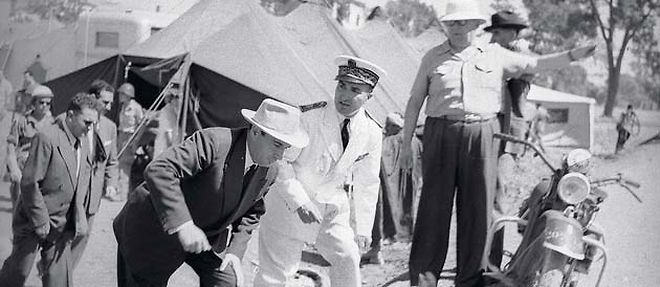 En octobre 1954, Francois Mitterrand, ministre de l'Interieur, se rend a Orleansville, ravagee par un tremblement de terre. Le 1er novembre commencera la guerre d'Algerie. (C) Gamma-Rapho
