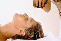 Le shiroda, qui consiste à appliquer un filet d'huile chaude suivi d'un massage, réduit le stress ©Corbis