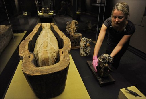 Les anciens Egyptiens partaient dans leur long voyage vers l'au-dela bardes de formules magiques et d'incantations: ces "Livres des Morts" magnifiquement illustres sont exposes, certains pour la premiere fois integralement, depuis vendredi au British Museum a Londres.