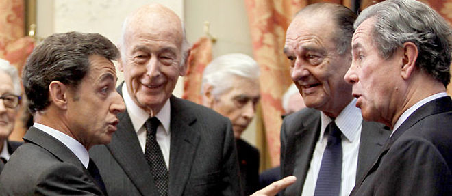 Nicolas Sarkozy discute avec les membres du Conseil constitutionnel, Valery Giscard d'Estaing, Jacques Chirac et Jean-Louis Debre, le 1er mars dernier, lors de l'entree en vigueur du dispositif de la question prioritaire de constitutionnalite (C) Charles Platiau/AFP