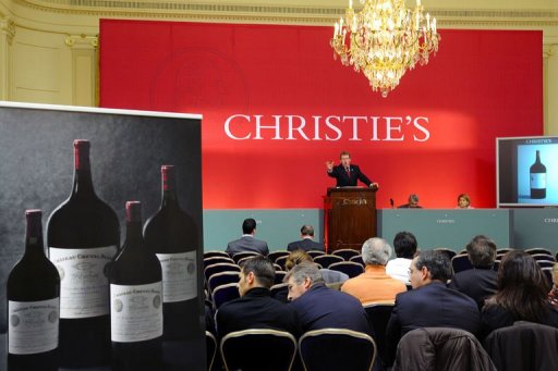 Une tres rare bouteille de format Imperial du grand cru de Bordeaux Cheval blanc de 1947 a ete adjugee mardi a Geneve a un collectionneur prive pour 304.375 dollars (223.967 euros), un record mondial pour une bouteille de vin, a indique la maison de vente Christie's.