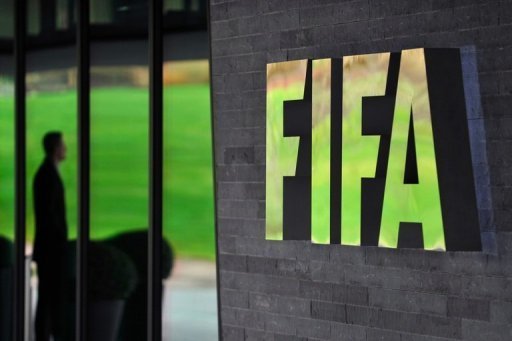 Apres la diffusion d'un documentaire mettant en cause trois de ses dirigeants, la Fifa, qui doit designer jeudi les pays hotes des Mondiaux 2018 et 2022, a rejete ces nouvelles accusations en evoquant simplement une affaire "definitivement close".