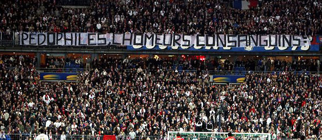 "Pedophiles, chomeurs, consanguins : bienvenue chez les Ch'tis", proclamait une banderole deployee par des supporteurs parisiens, en mars 2008, pendant une finale de la Coupe de la Ligue opposant Paris a Lens (C) Jean-Baptiste Quentin/Maxppp