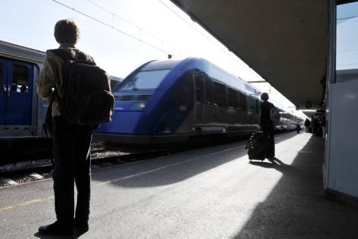 Le secretaire d'Etat aux Transports, Thierry Mariani, s'est dit samedi sur Europe 1 favorable a une hausse "tout a fait raisonnable" des prix des billets de trains, tenant compte de l'inflation, pour l'entretien de certaines lignes ferroviaires.