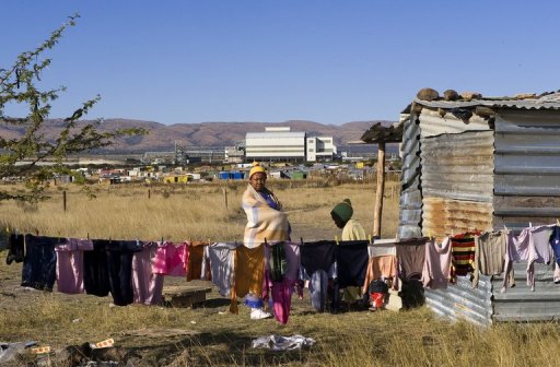 Malgre les progres accomplis depuis la chute du regime segregationniste en 1994, "les divisions heritees de l'apartheid sont toujours visibles", a rencheri le president du Cosatu, Sidumo Dlamini.