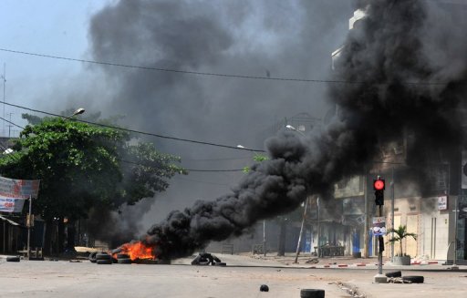Abidjan etait plonge dans un climat d'extreme tension samedi alors que Laurent Gbagbo devait etre investi president, des partisans de son rival Alassane Ouattara protestant avec barricades et pneus brules tandis que des tirs nourris ont fait deux morts dans la nuit.
