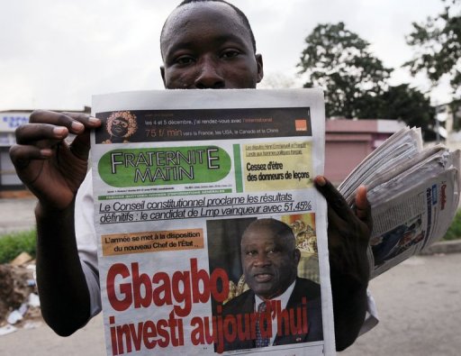 Laurent Gbagbo, au pouvoir depuis 2000, a ete officiellement investi samedi president de la Republique de Cote d'Ivoire alors que son rival Alassane Ouattara a ete reconnu par l'ONU comme le "president elu", a constate un journaliste de l'AFP.