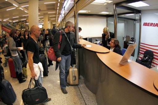 Le ministre espagnol des Transports Jose Blanco a annonce samedi que l'espace aerien du pays etait desormais "totalement ouvert" apres la greve sauvage des controleurs aeriens qui paralyse le pays depuis la veille, mais, selon lui, il faudra "24 a 48 heures" pour revenir a la normale.