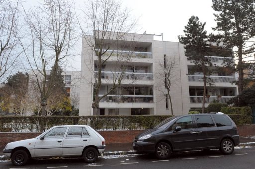 La police a interpelle vendredi soir a Neuilly-sur-Seine (Hauts-de-Seine) une personne en flagrant delit de cambriolage qui "pourrait etre" la cambrioleuse du domicile de Segolene Royal, a-t-on appris samedi de source policiere.