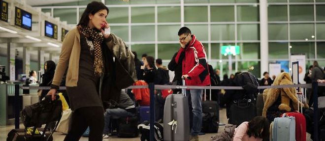 A l'aeroport de Madrid, des milliers de passagers, dont certains ont passe la nuit sur place, demeurent bloques.