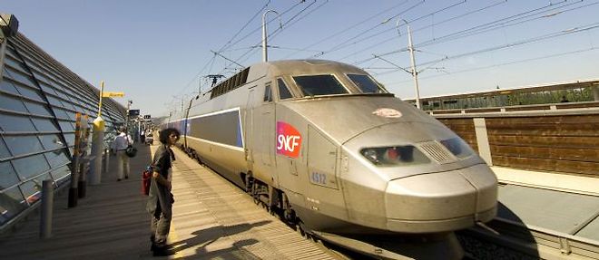 Une hausse des tarifs des billets de train pourrait compenser en partie l'augmentation des droits de peage payes par la SNCF a Reseau ferre de France (RFF) pour faire circuler ses trains