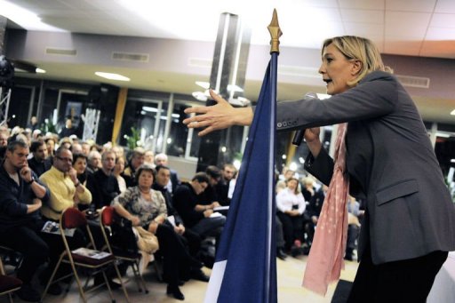 La candidate a la presidence du FN, Marine Le Pen, a denonce vendredi soir a Lyon "les prieres de rue" de musulmans en evoquant la Seconde guerre mondiale et en qualifiant ces prieres "d'occupation", sans "blindes" ni "soldats", mais d'"occupation tout de meme".
