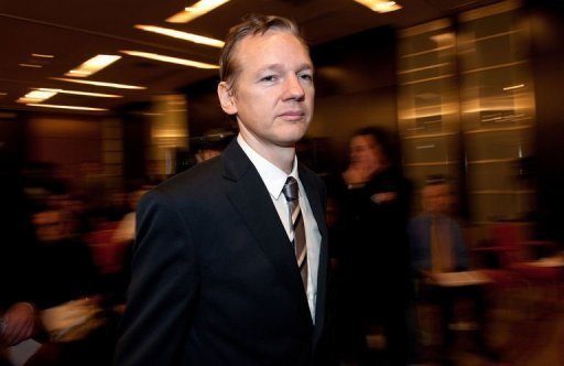 Le fondateur de WikiLeaks Julian Assange a ete place en detention mardi a Londres --non pour divulgation de documents secrets americains, a l'origine d'un seisme diplomatique-- mais dans le cadre d'une affaire de viol et violence sexuelle en Suede, pays qui reclame son extradition.