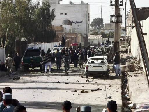 Quinze civils dont des enfants ont ete tues et quatre autres blesses par l'explosion d'une bombe artisanale au passage d'une camionnette dans le sud de l'Afghanistan, a annonce samedi un porte-parole de la province, qui a attribue l'attaque aux talibans.