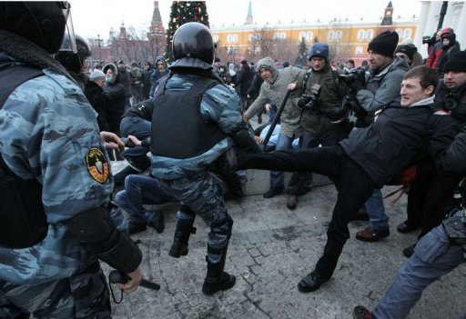 Une manifestation de supporteurs de football russes apres la mort de l'un d'entre eux, tue lors d'une bagarre entre Russes et Caucasiens, a degenere samedi a Moscou, a deux pas du Kremlin, faisant plusieurs dizaines de blesses, a constate un photographe de l'AFP.