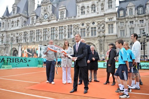 Le maire de Paris Bertrand Delanoe, auditionne samedi par la Federation francaise de tennis (FFT) dans le cadre de l'avenir de Roland-Garros, a propose une convention de 99 ans si le tournoi etait maintenu dans la capitale, ainsi qu'une redevance versee par la FFT en hausse.