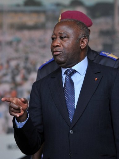M. Ouattara est reconnu comme le president legitime par la communaute internationale depuis qu'il a ete designe vainqueur par la Commission electorale independante (CEI) avec 54,1% des suffrages, victoire confirmee par l'ONU. Mais le Conseil constitutionnel, acquis a M. Gbagbo, a invalide ces resultats et proclame le sortant president avec 51,45%.