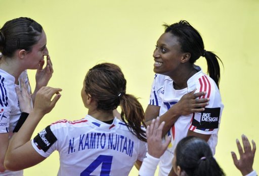 L'equipe de France attaque dimanche le tour principal de l'Euro de handball dames face aux Pays-Bas, avant la Suede mardi et l'Ukraine mercredi, pour entretenir le reve d'atteindre les demi-finales malgre son handicap de points du a un tour preliminaire decevant.