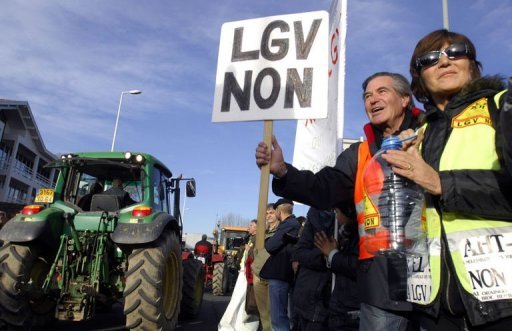 Quelque 15.500 personnes selon les organisateurs, 5.300 selon la police, ont participe samedi a Bayonne a une manifestation anti-LGV, a l'appel d'associations ecologistes et de mouvements politiques hostiles a un "modele de developpement depasse", a constate un journaliste de l'AFP.