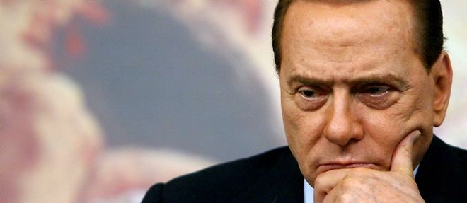 Une enquete judiciaire a ete ouverte a la suite d'allegations de l'opposition de centre gauche accusant Silvio Berlusconi de corrompre le parlement dans l'optique de la motion de confiance du 14 decembre