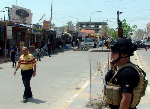 Dix personnes, dont six policiers et deux pelerins chiites, ont ete tuees dimanche matin dans deux attentats suicide a l'ouest et au nord-est de Bagdad, qui furent des bastions de l'insurrection jusqu'en 2008, a indique la police.