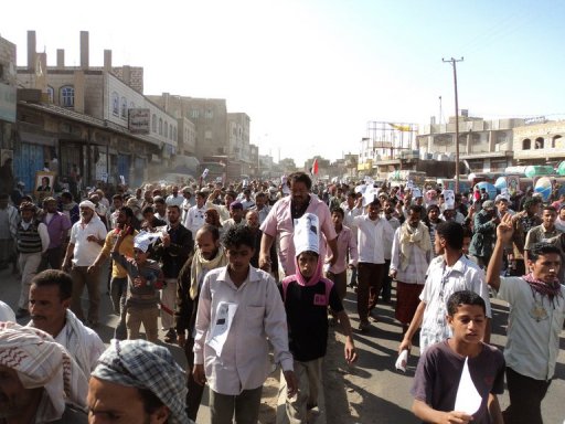 Cinq personnes, dont deux militaires, ont ete blessees dimanche par des hommes armes lors d'une manifestation a Daleh, l'un des foyers de la contestation dans le sud du Yemen, a-t-on appris aupres de la police et de temoins.