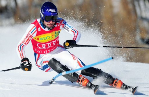 Jean-Baptiste Grange et Julien Lizeroux ne disputeront pas dimanche la deuxieme manche du slalom de Coupe du monde a Val d'Isere, apres un premier trace qui a vire a l'hecatombe parmi les favoris.