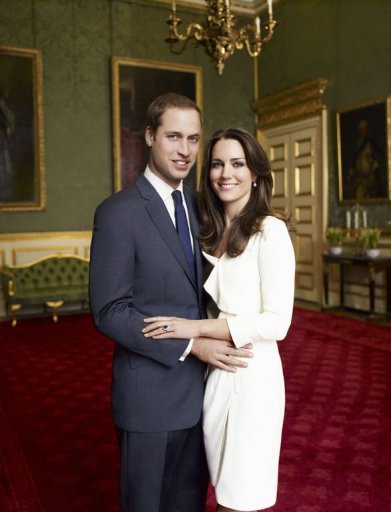 Kate porte une robe blanche de chez Reiss, tandis que William est en costume sombre, cravate bleue et chemise blanche du prestigieux chemisier britannique Turnbull and Asser.