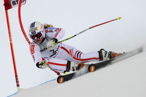 La Francaise Tessa Worley a remporte dimanche le slalom geant de St-Moritz, comptant pour la Coupe du monde de ski alpin, en devancant d'un centieme la Finlandaise Tanja Poutiainen.