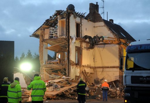 Trois cadavres ont ete extraits dimanche des ruines d'une maison devastee par une deflagration d'origine inconnue, dans l'ouest de l'Allemagne, ont indique les secouristes.