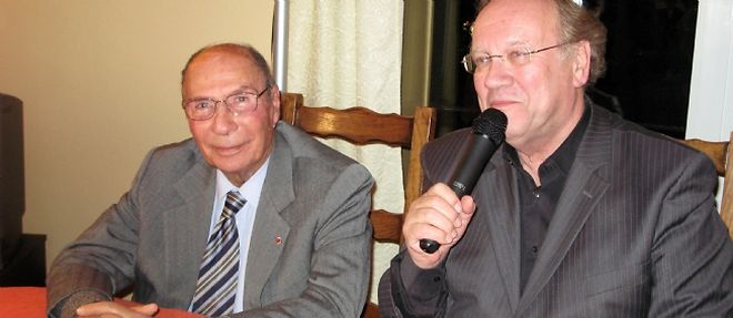 Lors du premier tour de l'election municipale, la liste de l'UMP Jean-Pierre Bechter (a droite), sur laquelle figure l'industriel Serge Dassault (a gauche), est arrivee en tete avec 47,24 % des voix.