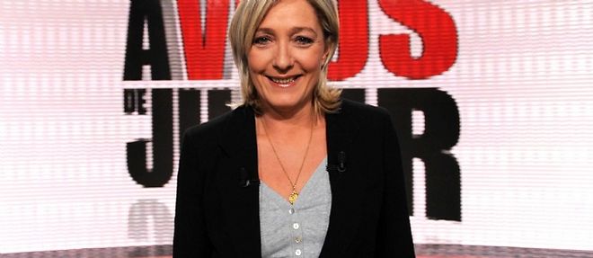 Si Marine Le Pen n'a aucun mal a se faire inviter dans les emissions d'information du service public, sa presence sur les plateaux de divertissement fait debat